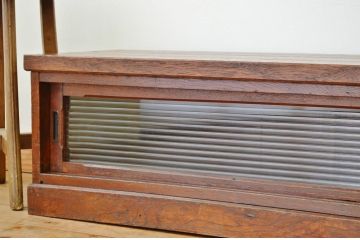 アンティーク家具　アンティーク 天板一枚板!とてもきれいなモールガラスローボード(飾り棚)