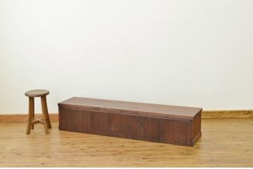 アンティーク家具　アンティーク 天板一枚板!とてもきれいなモールガラスローボード(飾り棚)