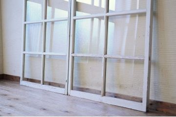 レトロ　古い学校のペンキの剥げた引き戸2枚セット5(窓)