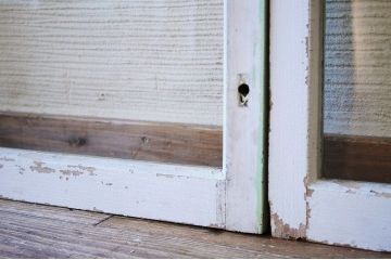 レトロ　古い学校のペンキの剥げた引き戸2枚セット5(窓)