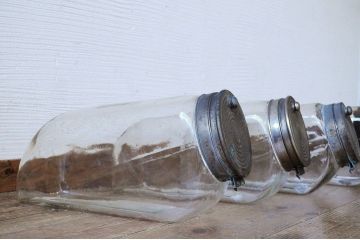 アンティーク雑貨　古い雑貨屋の開閉式のフタ付きガラス瓶(ビン)4個セット