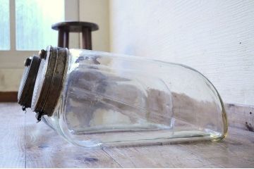 アンティーク雑貨　古い雑貨屋の開閉式のフタ付きガラス瓶(ビン)4個セット