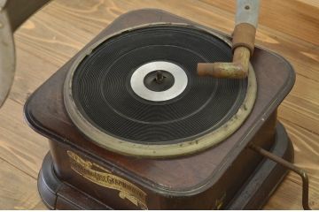 アンティーク雑貨　○古い三光堂　ラッパ付蓄音機　ジャンク品