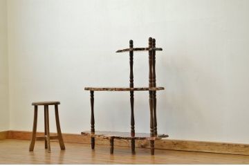 アンティーク家具　重厚な花梨(かりん)の一枚板の飾り棚(玉杢・泡瘤杢、カリン材)
