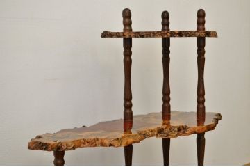 アンティーク家具　重厚な花梨(かりん)の一枚板の飾り棚(玉杢・泡瘤杢、カリン材)