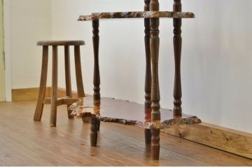 アンティーク家具　重厚な花梨(かりん)の一枚板の飾り棚(玉杢・泡瘤杢、カリン材)
