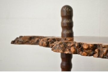 アンティーク家具　重厚な花梨(かりん)の一枚板の飾り棚(玉杢・泡瘤杢、カリン材)