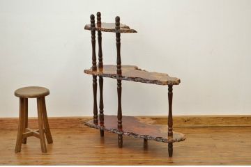 アンティーク家具　重厚な花梨(かりん)の一枚板の飾り棚(玉杢・泡瘤杢、カリン材)