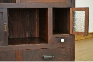 アンティーク家具　アンティーク 古い木の使い込まれたダイヤガラス収納棚(食器棚・茶箪笥)