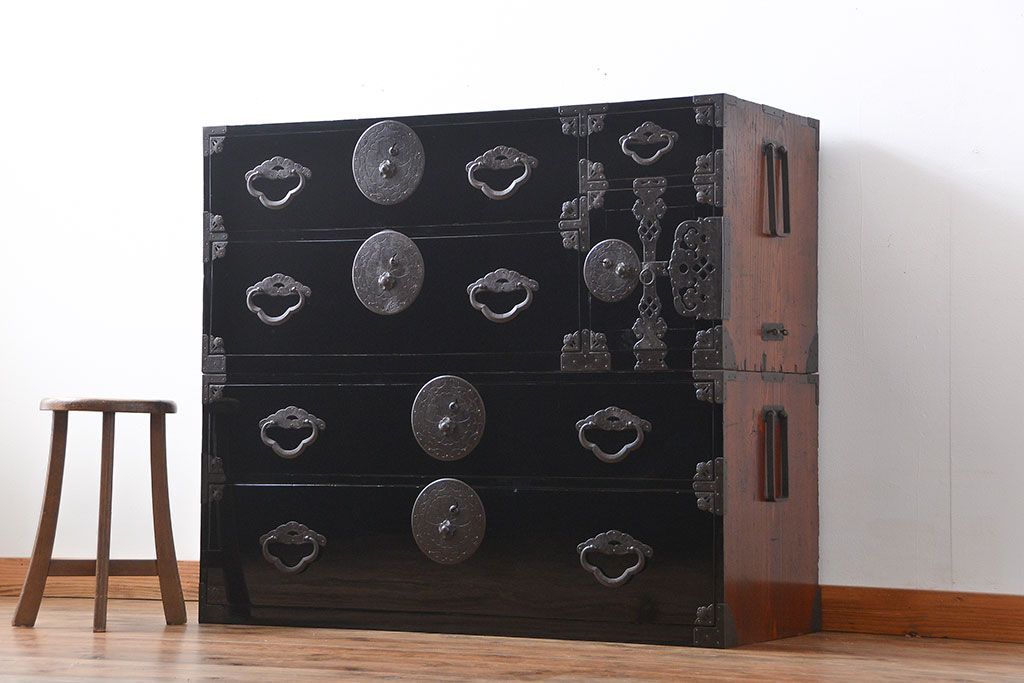 アンティーク家具　古民具・骨董　金具の立派な二段重ね米沢箪笥