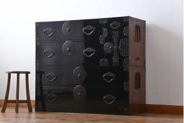 アンティーク家具　古民具・骨董　金具の立派な二段重ね米沢箪笥