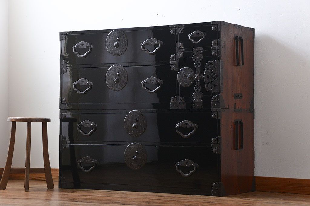 アンティーク家具　古民具・骨董　金具の立派な二段重ね米沢箪笥