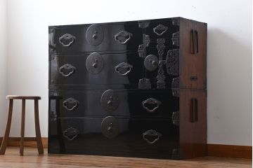 アンティーク家具　古民具・骨董　金具の立派な二段重ね米沢箪笥