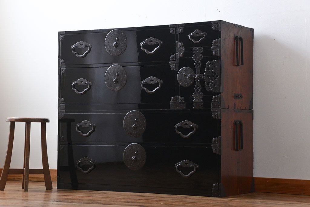 アンティーク家具　古民具・骨董　金具の立派な二段重ね米沢箪笥