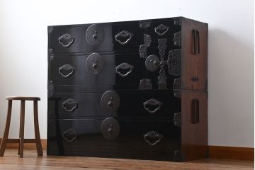 アンティーク家具　古民具・骨董　金具の立派な二段重ね米沢箪笥