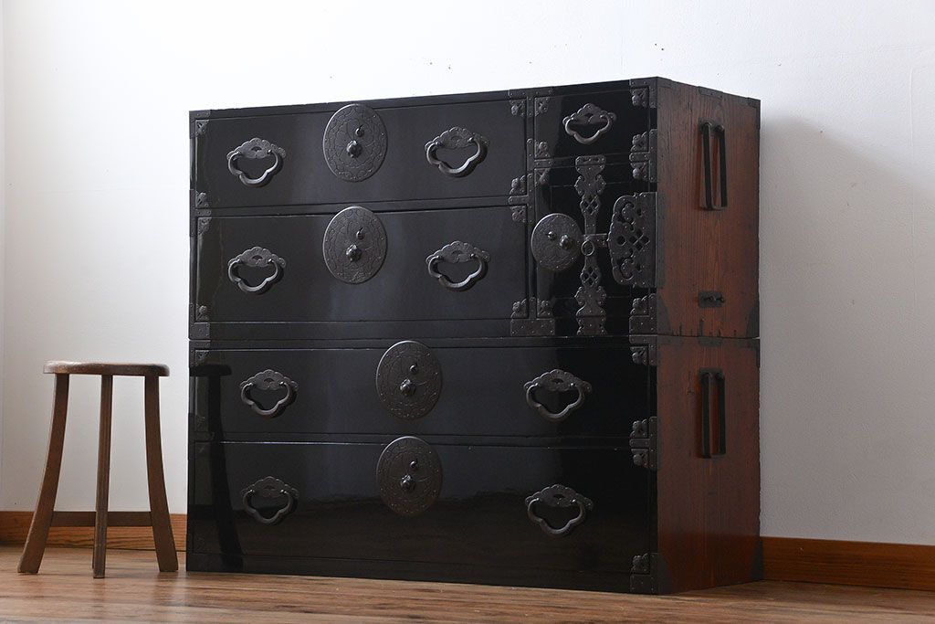 アンティーク家具　古民具・骨董　金具の立派な二段重ね米沢箪笥