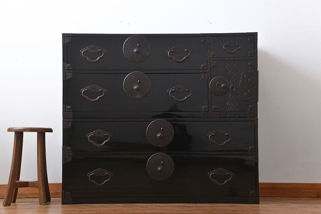 アンティーク家具　古民具・骨董　金具の立派な二段重ね米沢箪笥