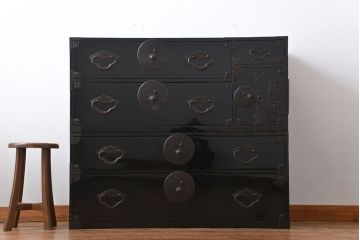 アンティーク家具　古民具・骨董　金具の立派な二段重ね米沢箪笥