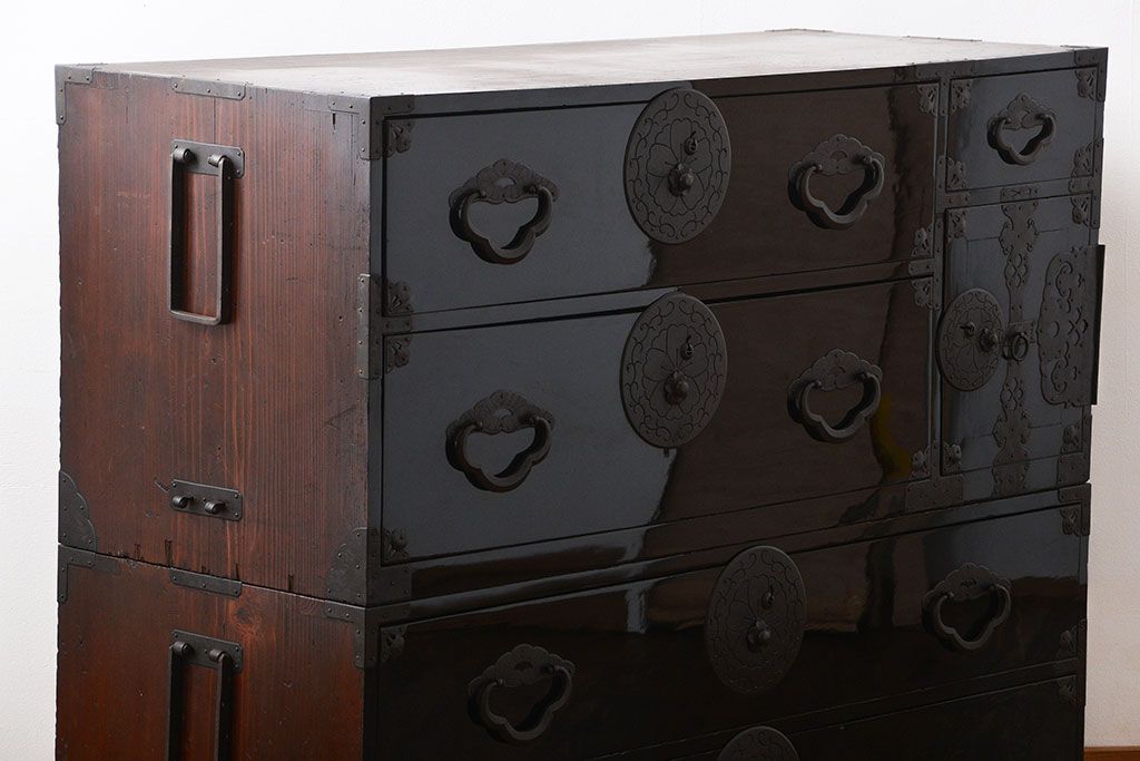 アンティーク家具　古民具・骨董　金具の立派な二段重ね米沢箪笥