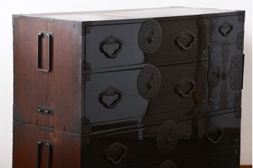 アンティーク家具　古民具・骨董　金具の立派な二段重ね米沢箪笥