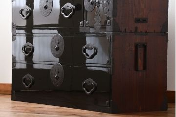 アンティーク家具　古民具・骨董　金具の立派な二段重ね米沢箪笥