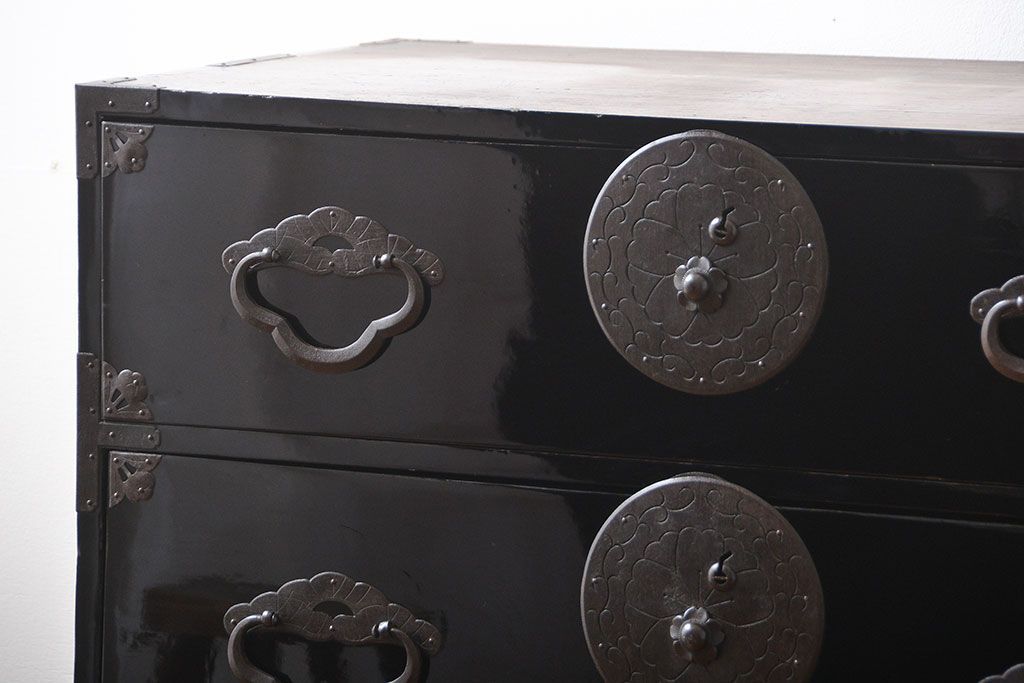 アンティーク家具　古民具・骨董　金具の立派な二段重ね米沢箪笥