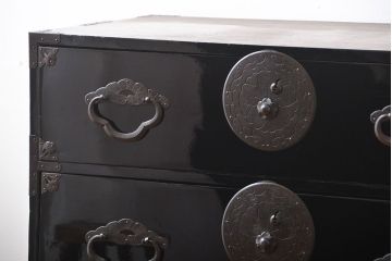 アンティーク家具　古民具・骨董　金具の立派な二段重ね米沢箪笥