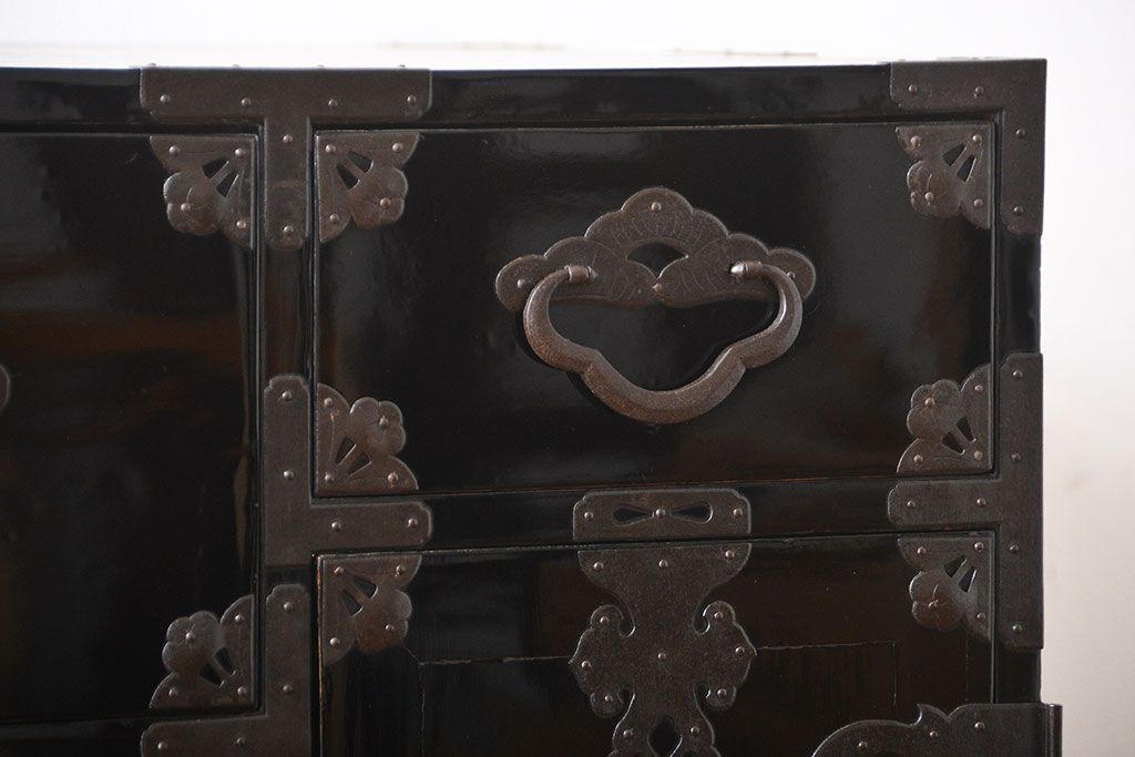 アンティーク家具　古民具・骨董　金具の立派な二段重ね米沢箪笥