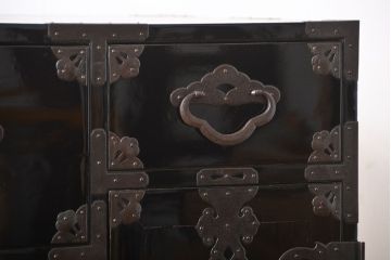 アンティーク家具　古民具・骨董　金具の立派な二段重ね米沢箪笥