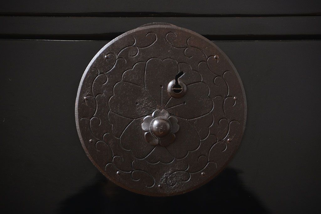 アンティーク家具　古民具・骨董　金具の立派な二段重ね米沢箪笥