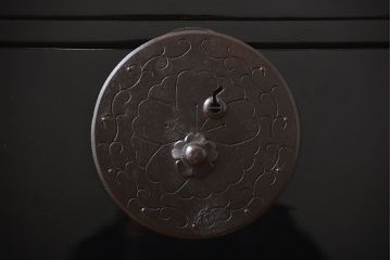 アンティーク家具　古民具・骨董　金具の立派な二段重ね米沢箪笥