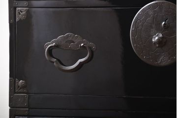 アンティーク家具　古民具・骨董　金具の立派な二段重ね米沢箪笥