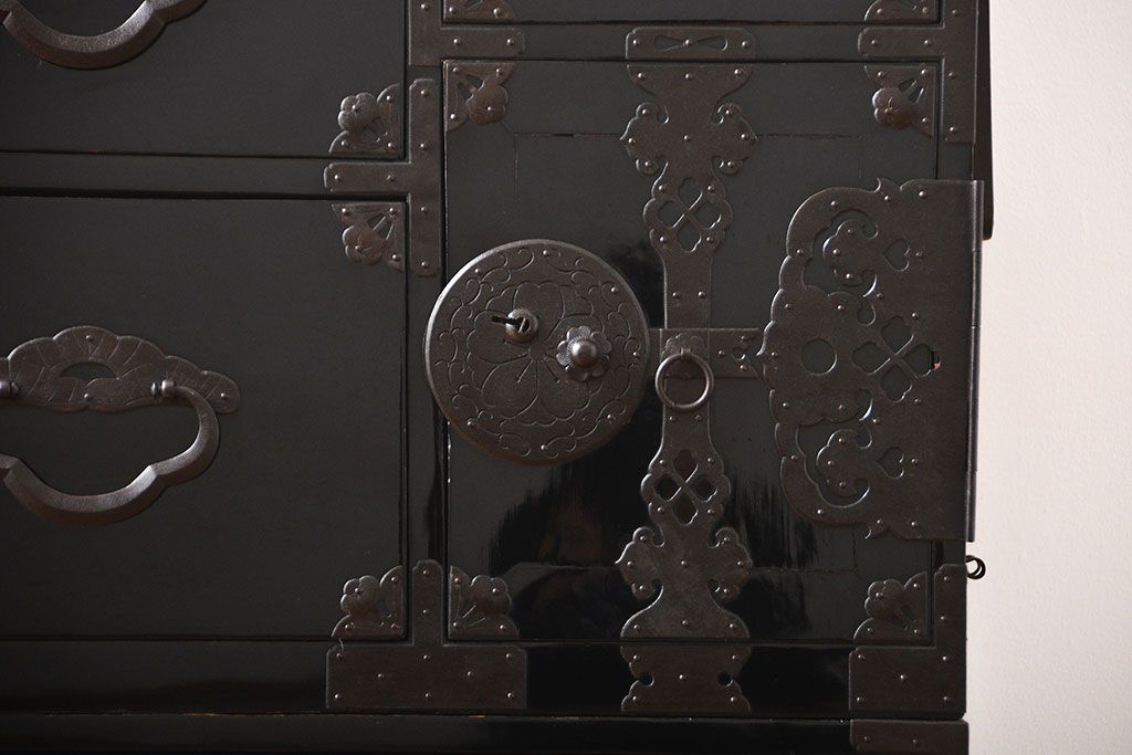 アンティーク家具　古民具・骨董　金具の立派な二段重ね米沢箪笥