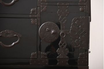 アンティーク家具　古民具・骨董　金具の立派な二段重ね米沢箪笥