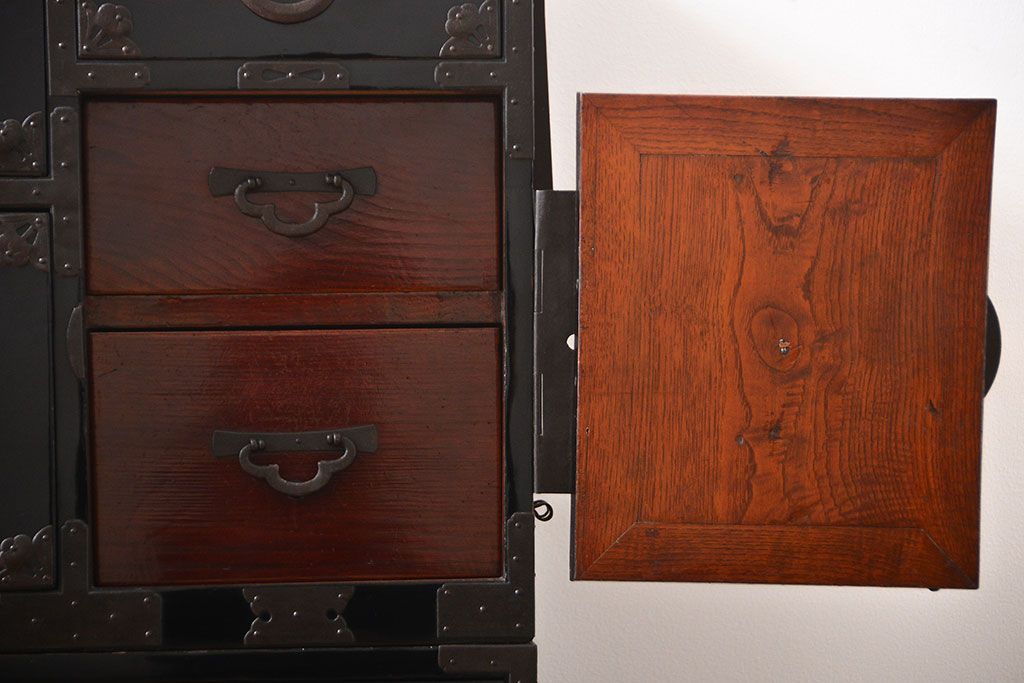 アンティーク家具　古民具・骨董　金具の立派な二段重ね米沢箪笥