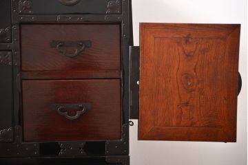 アンティーク家具　古民具・骨董　金具の立派な二段重ね米沢箪笥