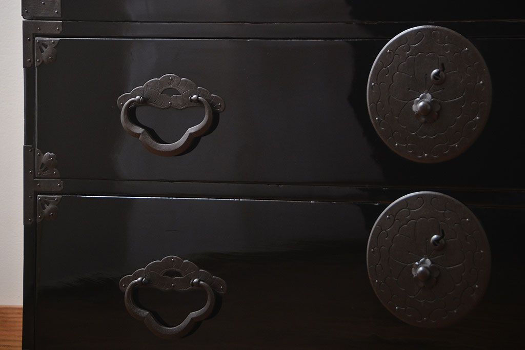 アンティーク家具　古民具・骨董　金具の立派な二段重ね米沢箪笥