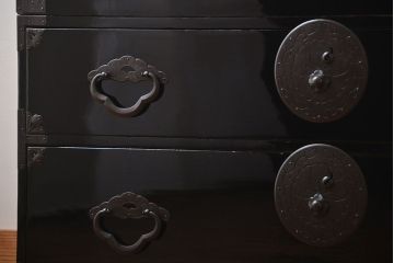 アンティーク家具　古民具・骨董　金具の立派な二段重ね米沢箪笥