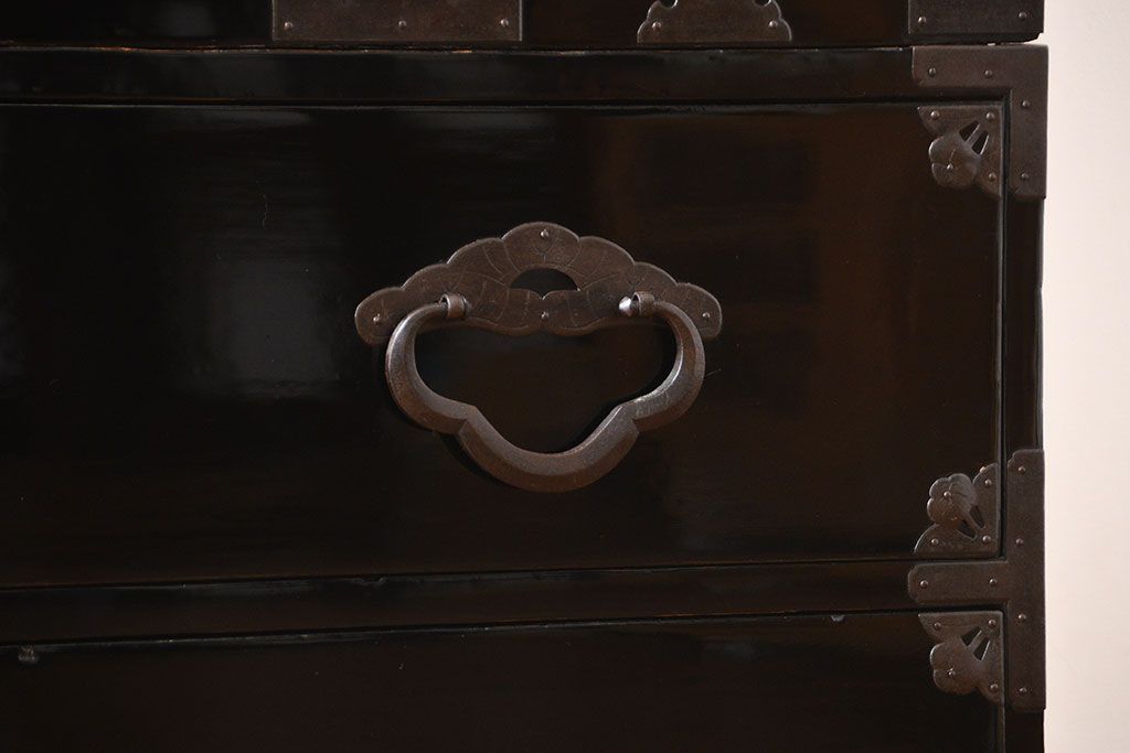 アンティーク家具　古民具・骨董　金具の立派な二段重ね米沢箪笥