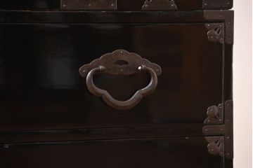 アンティーク家具　古民具・骨董　金具の立派な二段重ね米沢箪笥