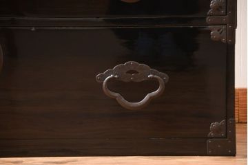 アンティーク家具　古民具・骨董　金具の立派な二段重ね米沢箪笥