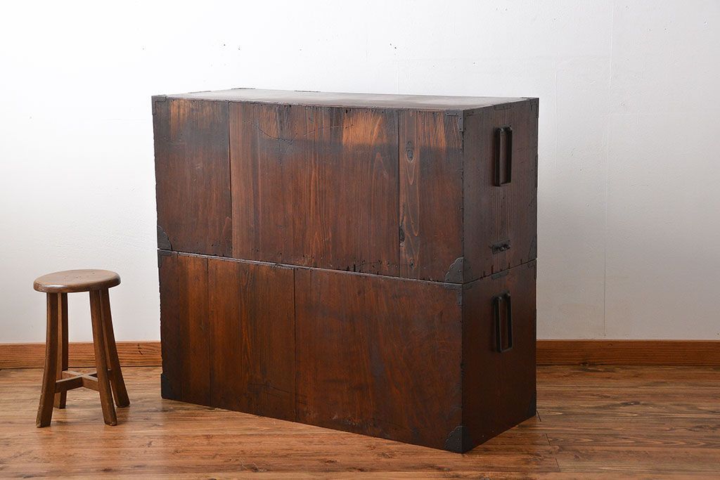 アンティーク家具　古民具・骨董　金具の立派な二段重ね米沢箪笥