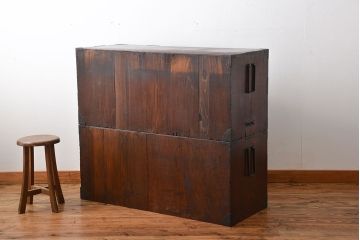 アンティーク家具　古民具・骨董　金具の立派な二段重ね米沢箪笥