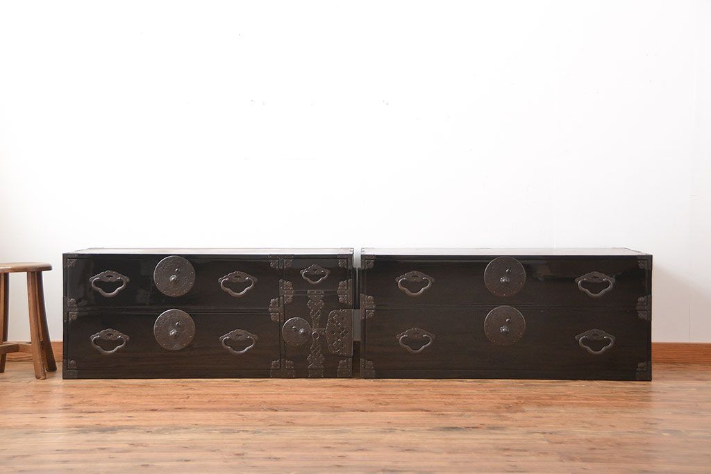 アンティーク家具　古民具・骨董　金具の立派な二段重ね米沢箪笥