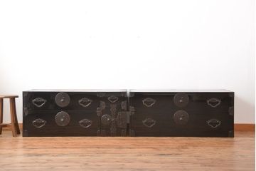 アンティーク家具　古民具・骨董　金具の立派な二段重ね米沢箪笥