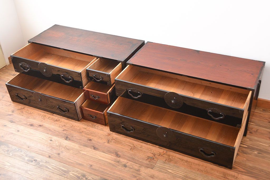 アンティーク家具　古民具・骨董　金具の立派な二段重ね米沢箪笥