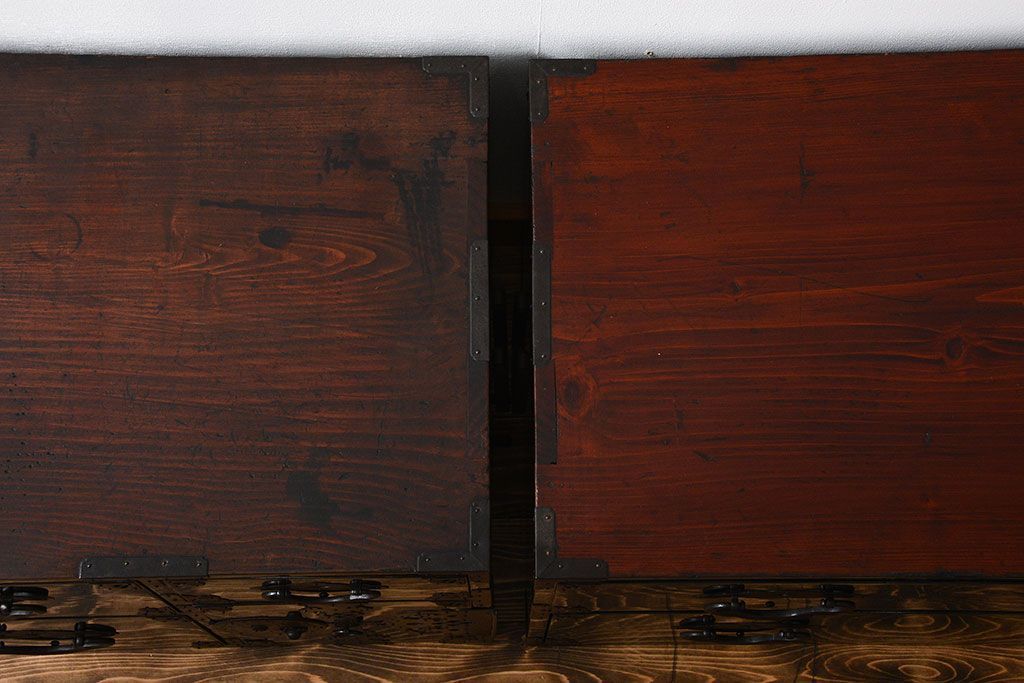 アンティーク家具　古民具・骨董　金具の立派な二段重ね米沢箪笥