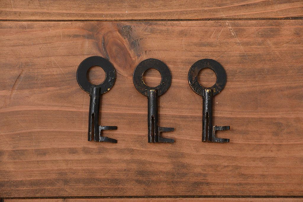 アンティーク家具　古民具・骨董　金具の立派な二段重ね米沢箪笥