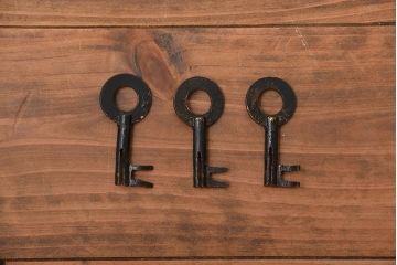 アンティーク家具　古民具・骨董　金具の立派な二段重ね米沢箪笥