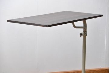 アンティーク家具　古い病院の天板無垢材の伸縮鉄脚テーブル2(作業台/キャスター付き)(サイドテーブル)